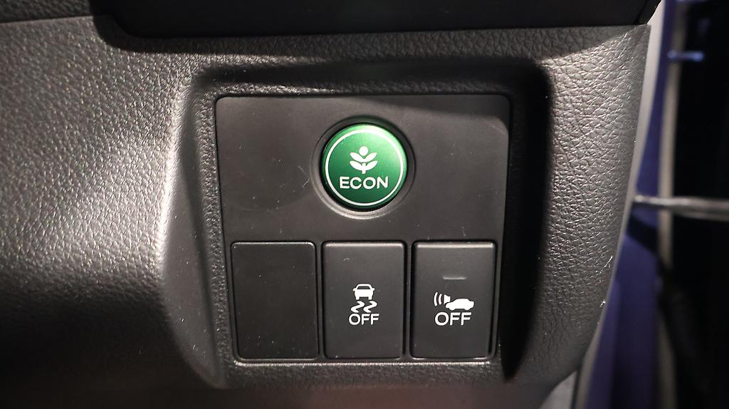 2015 Honda Vezel Hybrid Smart Key with Push Start and Reverse Camera image 344983