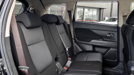 2015 Mitsubishi Outlander 4WD Push start, 7 Seater image 348429