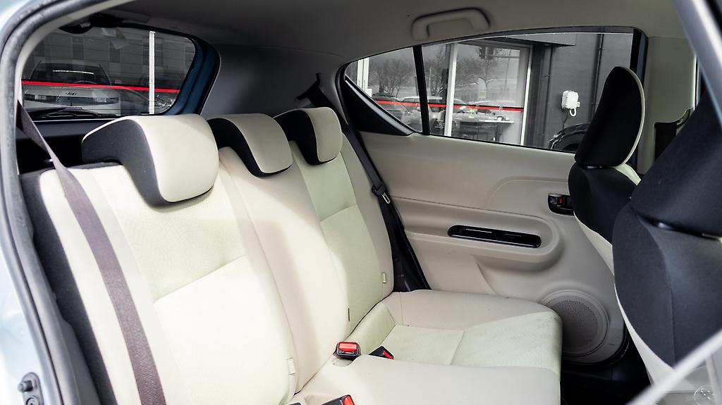 2013 Toyota Aqua F spec Push start hybrid image 347775