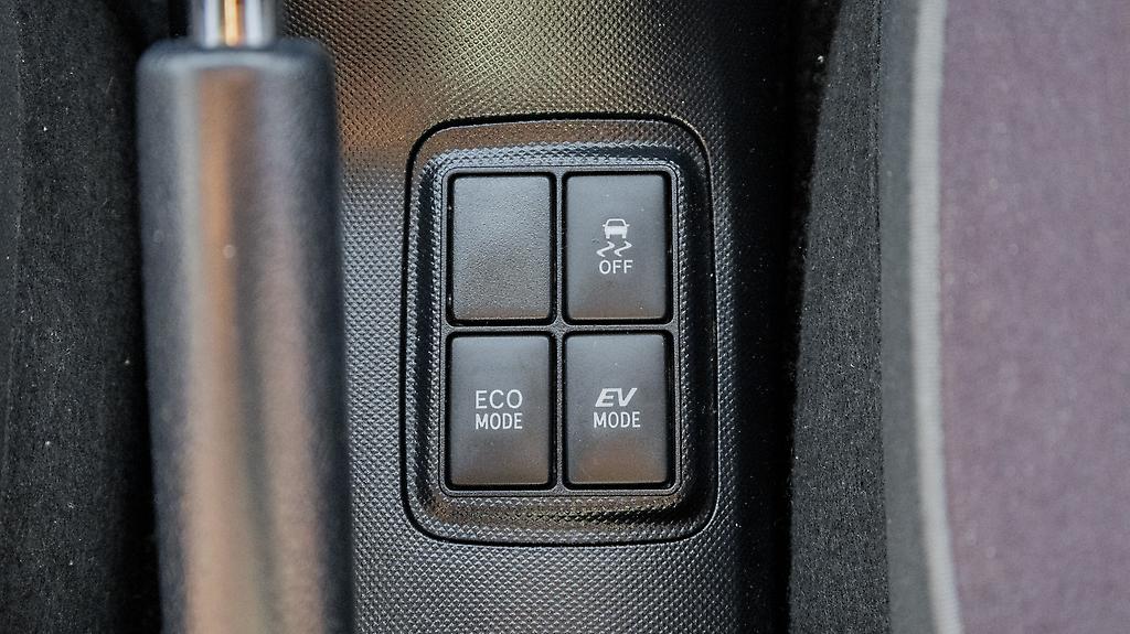 2014 Toyota Aqua F spec Hybrid Cruise control image 350828