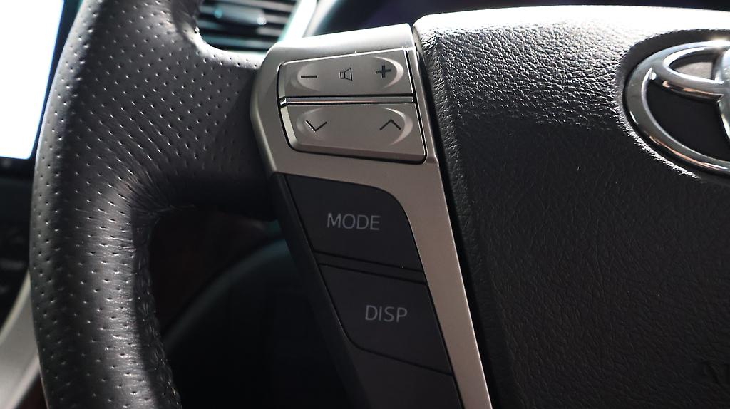 2012 Toyota Vellfire 2.4Z, 8 Seater, Reverse Camera image 349469