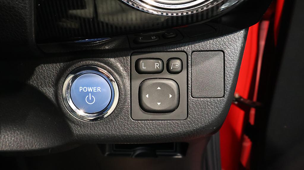 2017 Toyota Vitz Hybrid U Sport Package image 346800