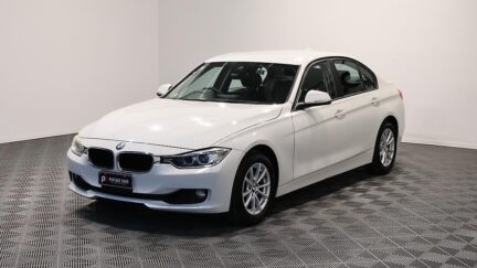 2013 BMW 320i Cruise Control + Reverse Camera image 349005