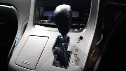 2012 Toyota Vellfire 2.4Z, 8 Seater, Reverse Camera image 349464