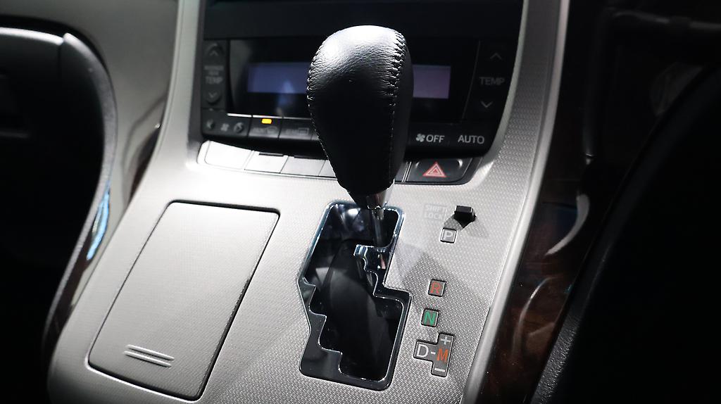 2012 Toyota Vellfire 2.4Z, 8 Seater, Reverse Camera image 349464