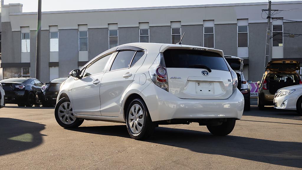 2012 Toyota Aqua F model spec push start, Hybrid image 347507