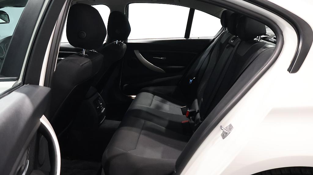 2013 BMW 320i Cruise Control + Reverse Camera image 349011