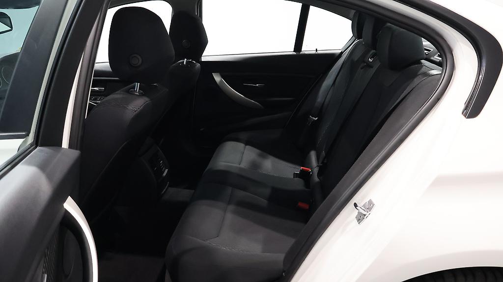 2012 BMW 320i Reverse Camera, Steering Wheel Controls image 348759