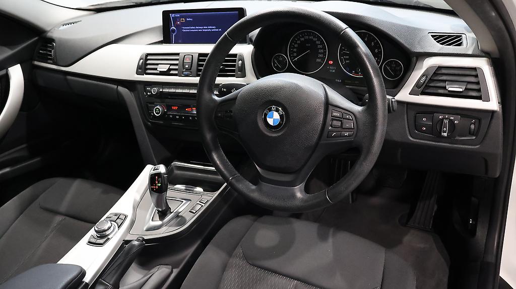 2012 BMW 320i Reverse Camera, Steering Wheel Controls image 348763