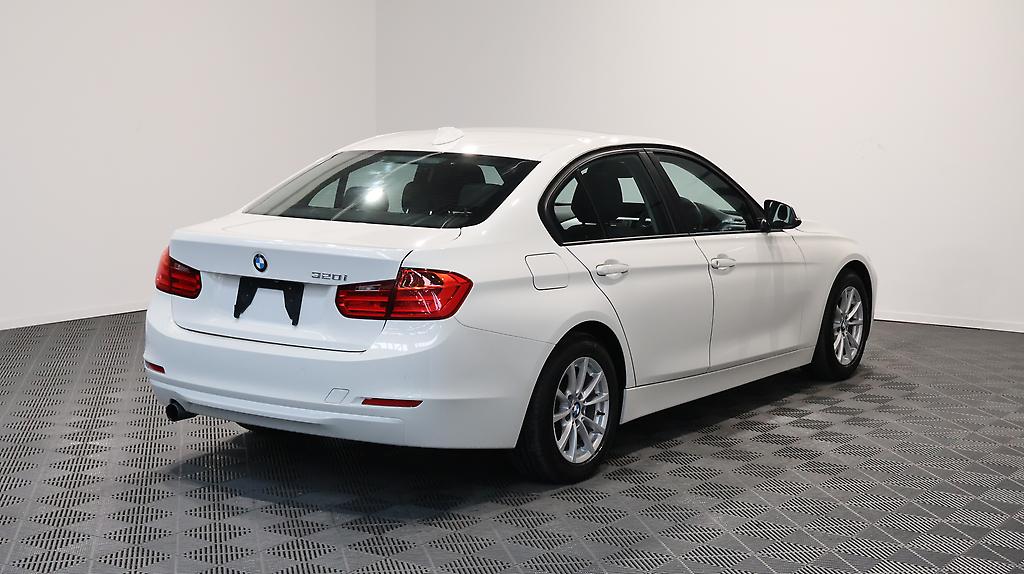 2012 BMW 320i Reverse Camera, Steering Wheel Controls image 348755