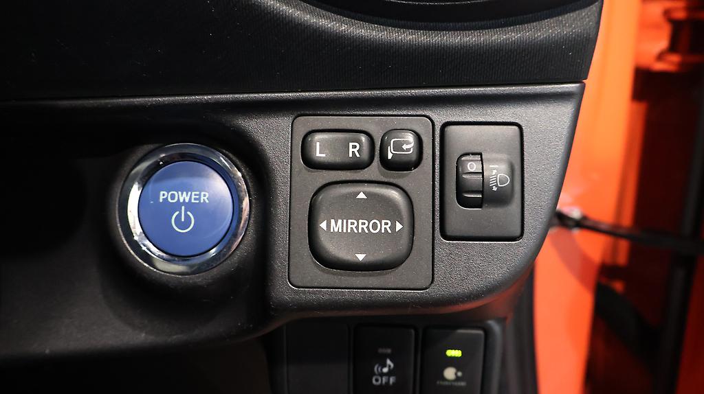 2012 Toyota Aqua G Model, Push Start, Heated Seats, Reverse Camera image 349573