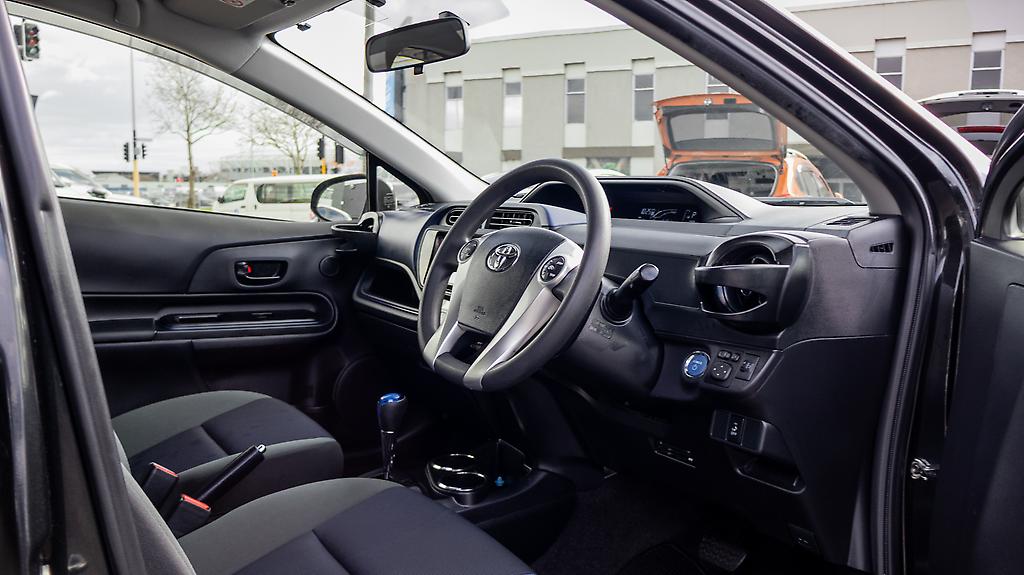 2015 Toyota Aqua F spec hybrid Push start image 348181