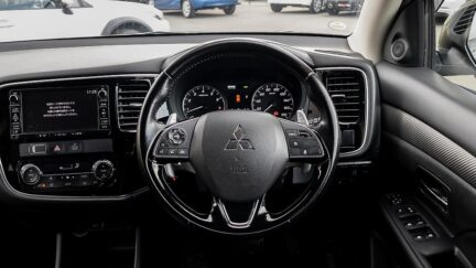 2015 Mitsubishi Outlander 4WD Push start, 7 Seater image 348435