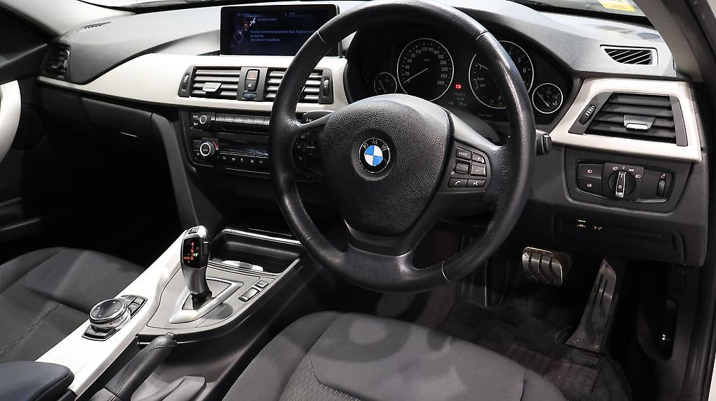 2013 BMW 320i Cruise Control + Reverse Camera image 349015