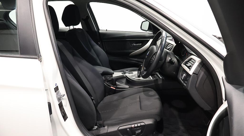 2013 BMW 320i Cruise Control + Reverse Camera image 349013