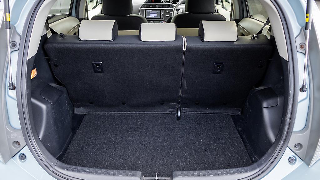 2013 Toyota Aqua F spec Push start hybrid image 347786