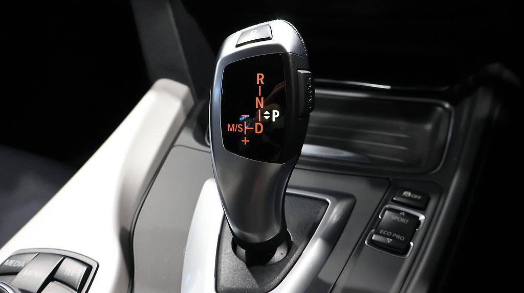 2013 BMW 320i Cruise Control + Reverse Camera image 349019