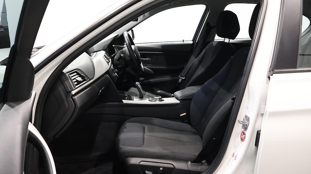 2013 BMW 320i Cruise Control + Reverse Camera image 349010