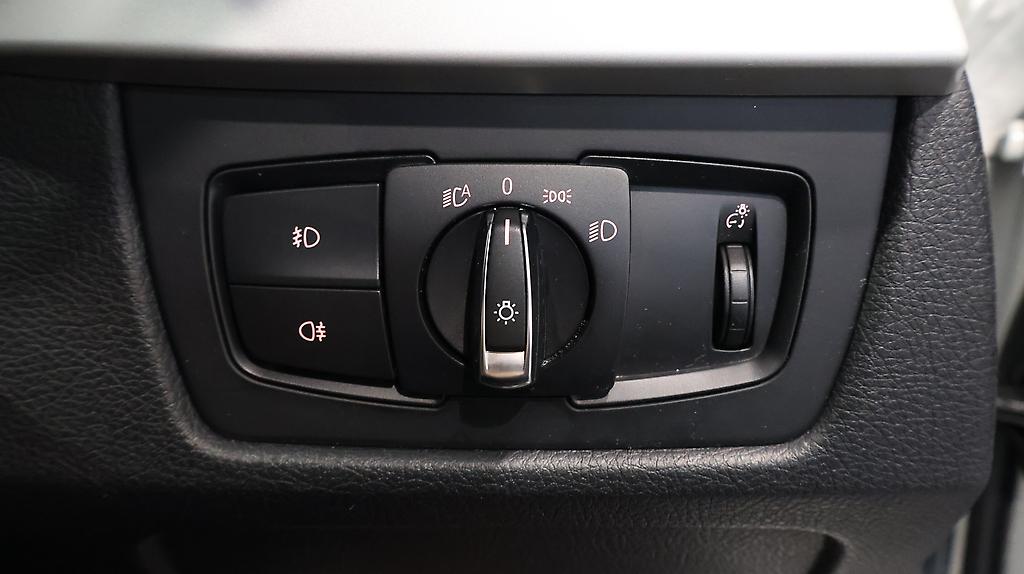 2012 BMW 320i Reverse Camera, Steering Wheel Controls image 348770