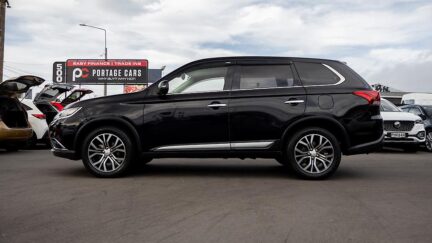 2015 Mitsubishi Outlander 4WD Push start, 7 Seater image 348424