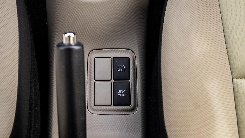 2013 Toyota Aqua F spec Push start hybrid image 347782