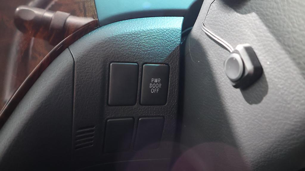 2012 Toyota Vellfire 2.4Z, 8 Seater, Reverse Camera image 349470