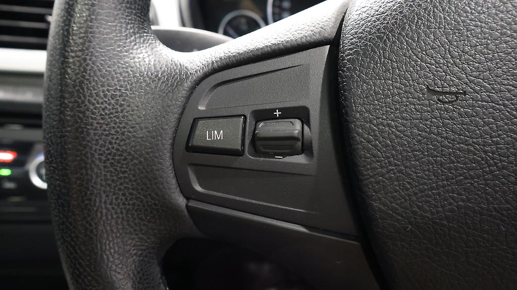 2012 BMW 320i Reverse Camera, Steering Wheel Controls image 348771