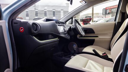2013 Toyota Aqua F spec Push start hybrid image 347785