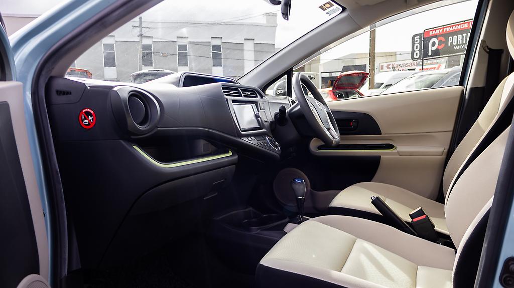 2013 Toyota Aqua F spec Push start hybrid image 347785