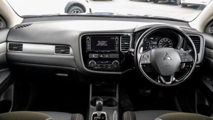 2015 Mitsubishi Outlander 4WD Push start, 7 Seater image 348427