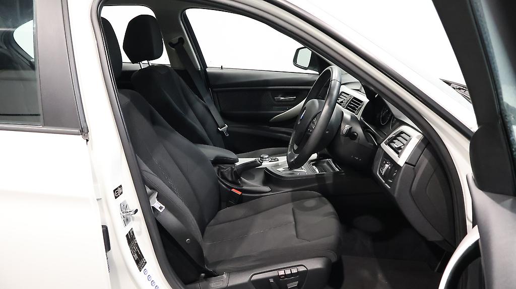 2012 BMW 320i Reverse Camera, Steering Wheel Controls image 348761