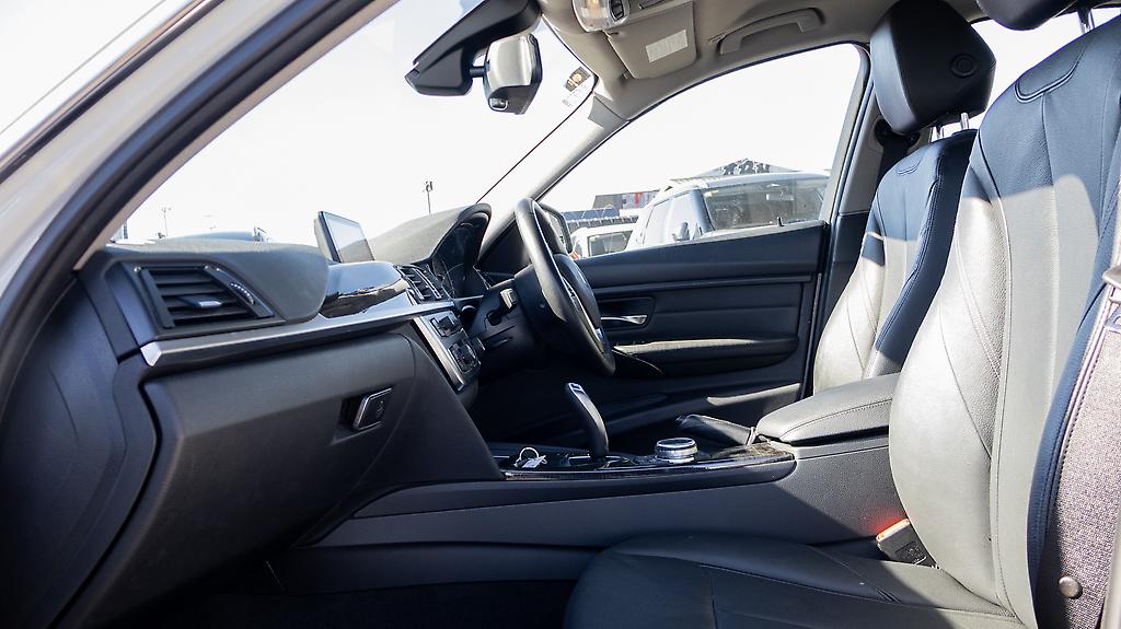 2014 BMW 320i 320i 8AT , Leather pkg Low Kms image 350753