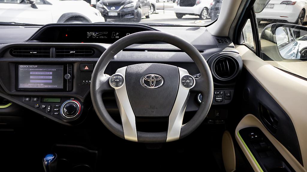2013 Toyota Aqua F spec Push start hybrid image 347780