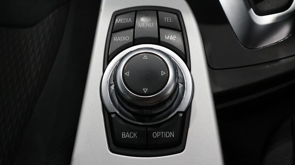 2012 BMW 320i Reverse Camera, Steering Wheel Controls image 348769