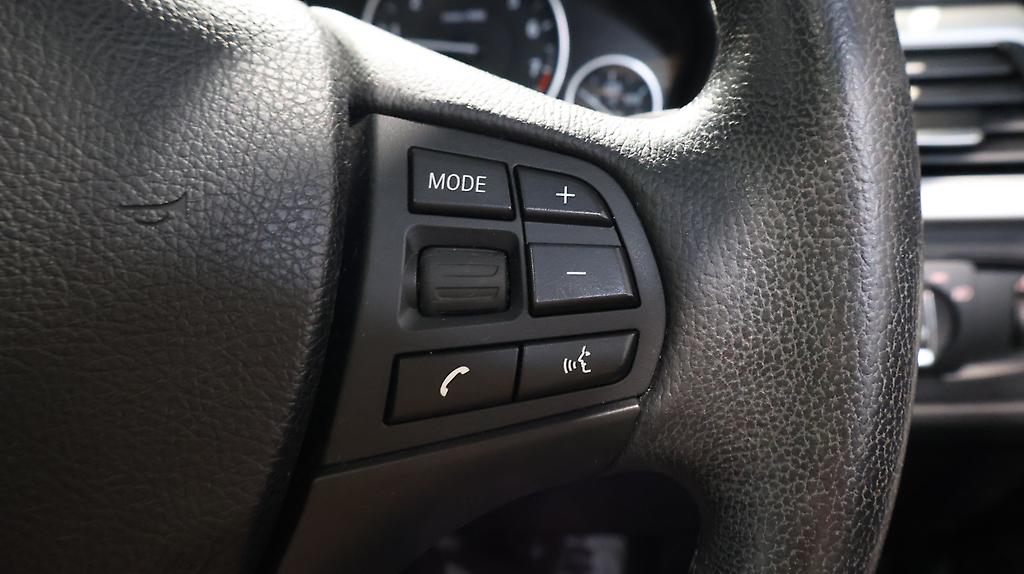 2012 BMW 320i Reverse Camera, Steering Wheel Controls image 348772