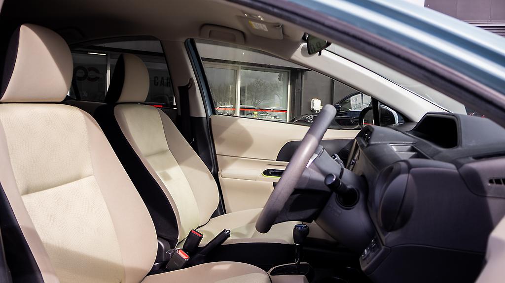2013 Toyota Aqua F spec Push start hybrid image 347778