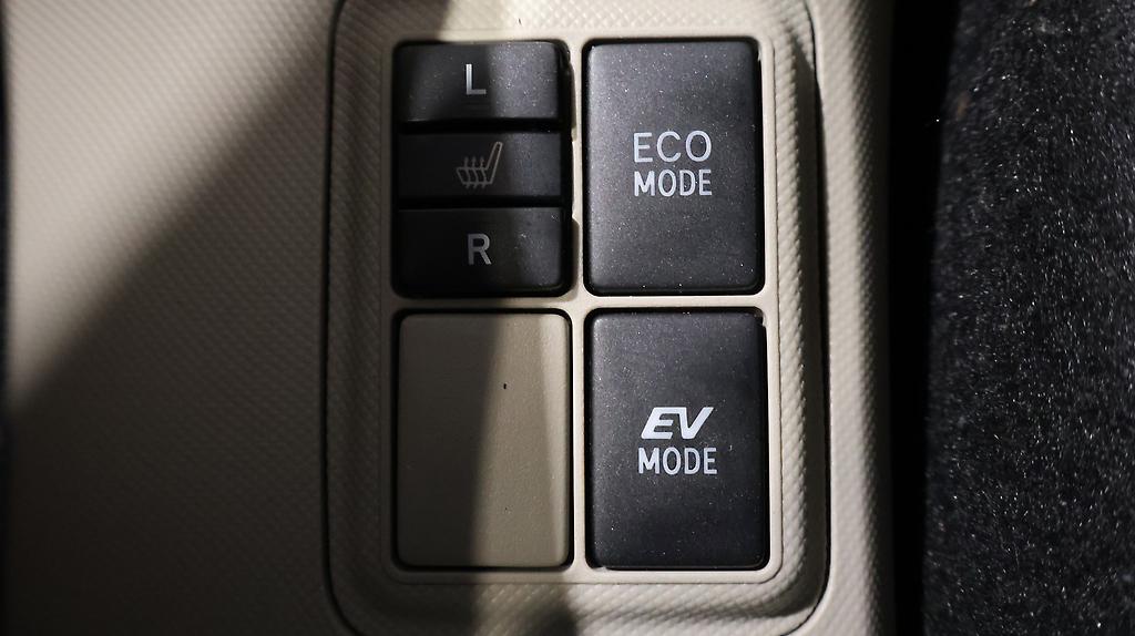 2012 Toyota Aqua G Model, Push Start, Heated Seats, Reverse Camera image 349571