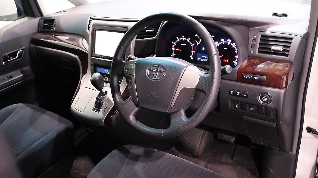 2012 Toyota Vellfire 2.4Z, 8 Seater, Reverse Camera image 349460