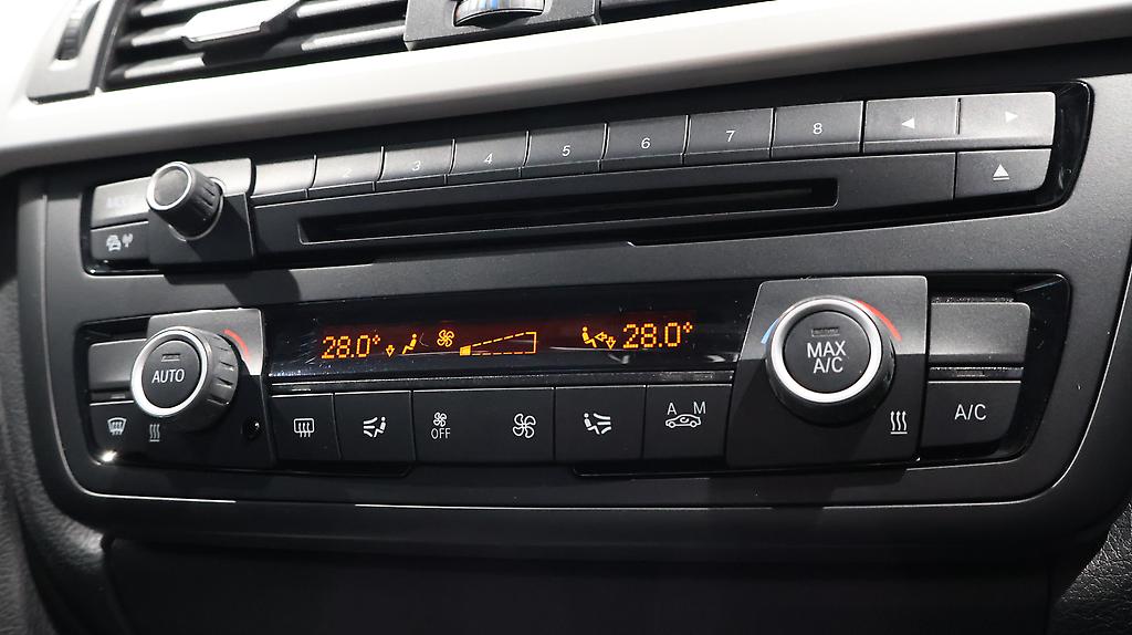 2013 BMW 320i Cruise Control + Reverse Camera image 349018