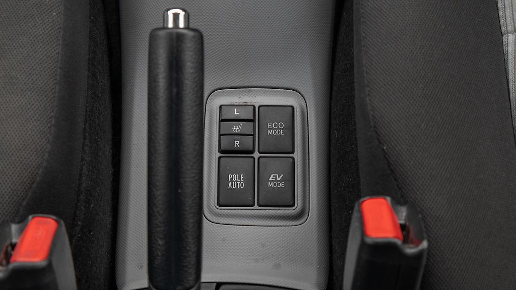 2013 Toyota Aqua G spec  Heated seats, Push start image 348333
