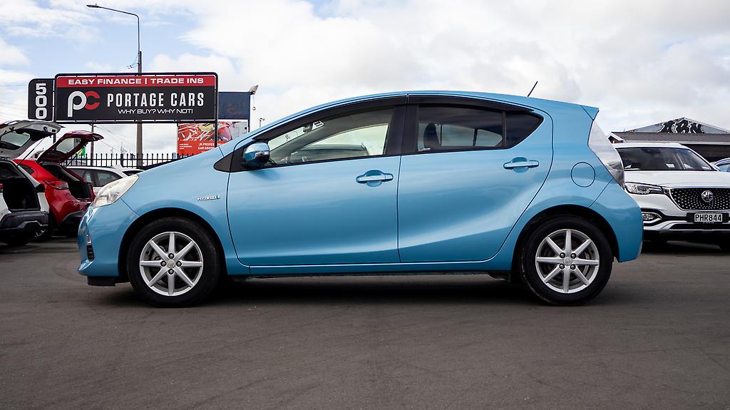 2013 Toyota Aqua F spec Push start hybrid image 347770