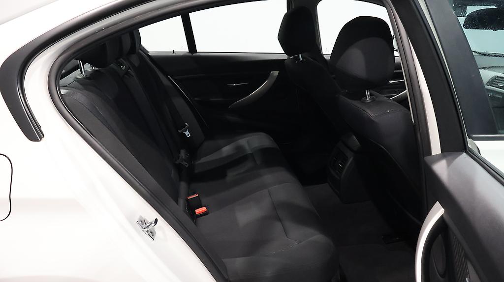 2012 BMW 320i Reverse Camera, Steering Wheel Controls image 348760