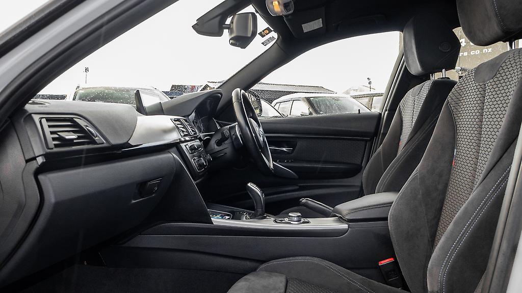 2013 BMW 3 Series 320i M Sports , Parking sensors image 346623