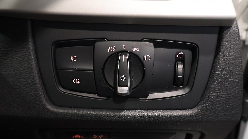 2013 BMW 320i Cruise Control + Reverse Camera image 349022
