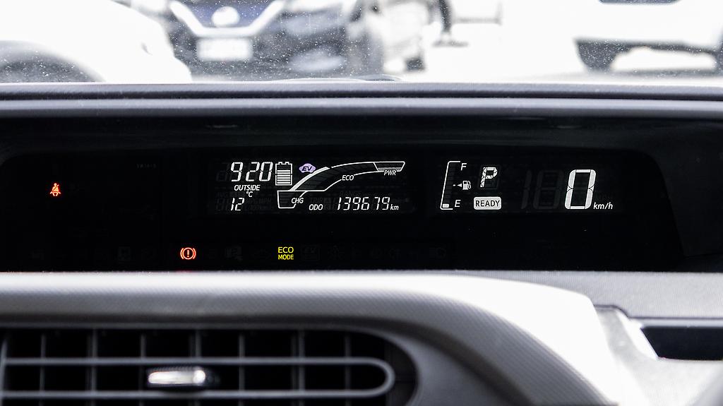 2013 Toyota Aqua F spec Push start hybrid image 347774