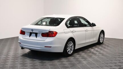 2013 BMW 320i Cruise Control + Reverse Camera image 349007