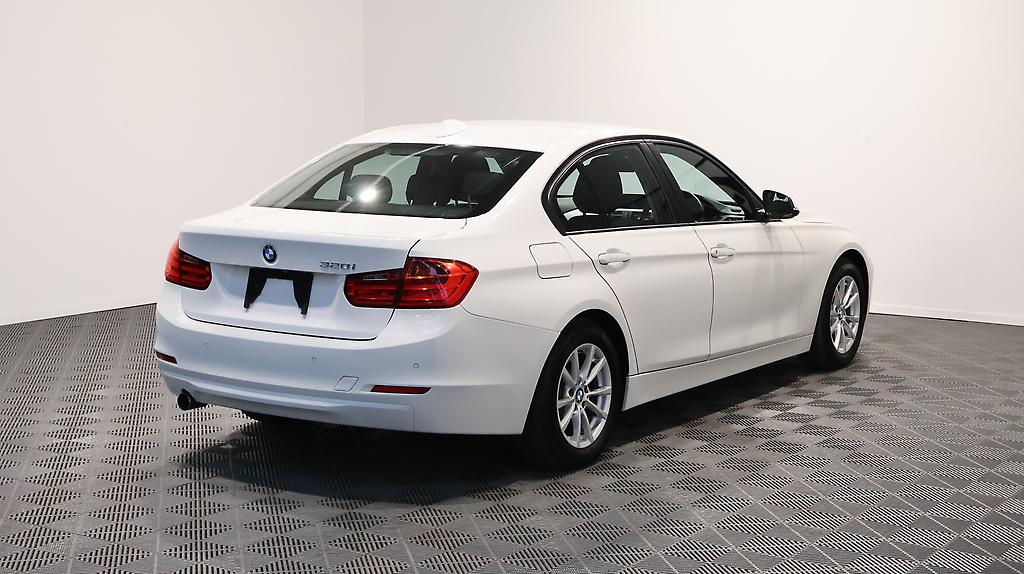 2013 BMW 320i Cruise Control + Reverse Camera image 349007