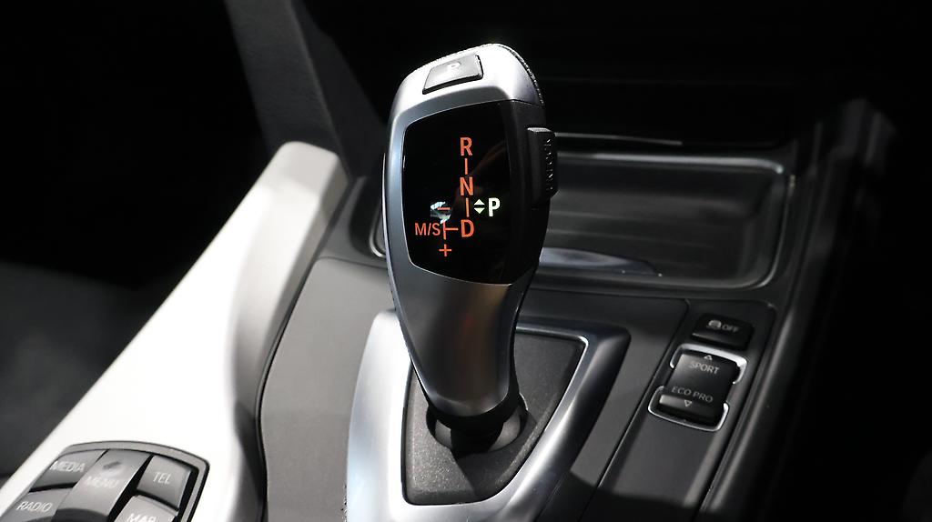 2012 BMW 320i Reverse Camera, Steering Wheel Controls image 348767