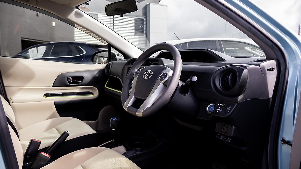 2013 Toyota Aqua F spec Push start hybrid image 347777