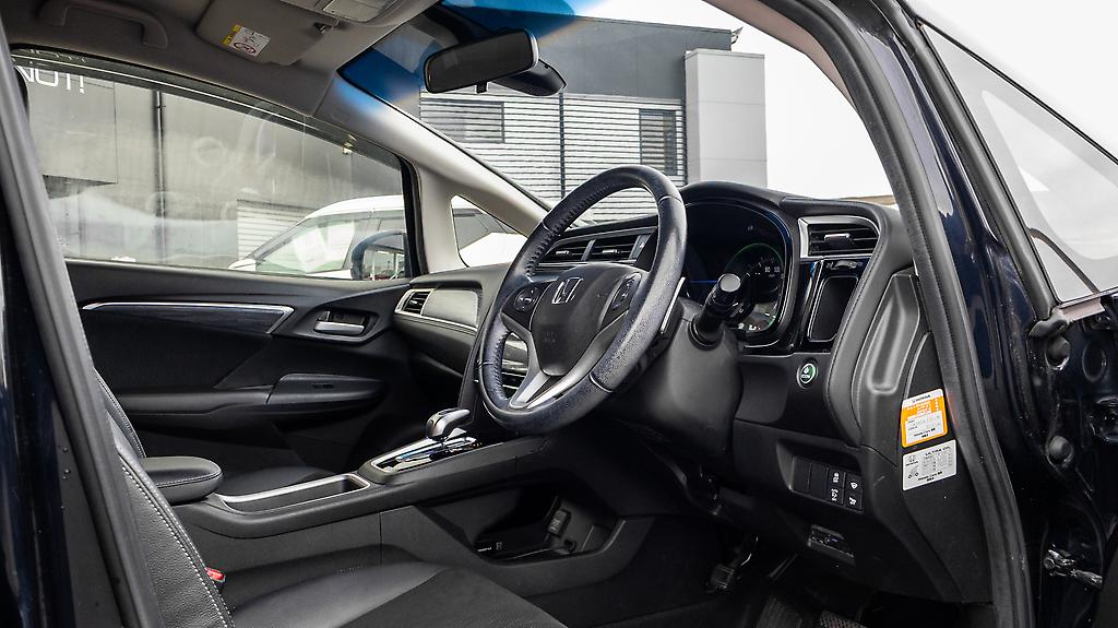 2015 Honda Shuttle Hybrid Z Half Leather Trim image 352732